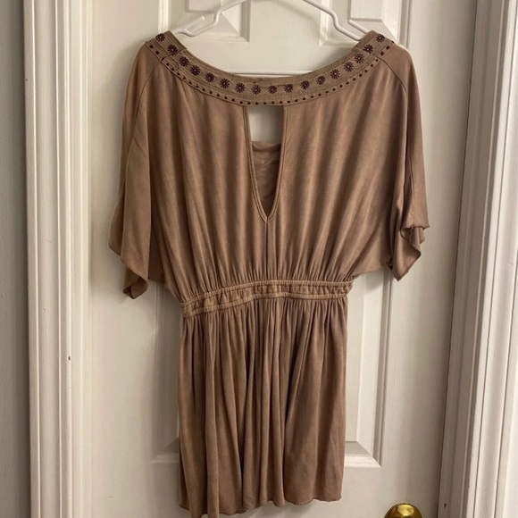 POL Tan Blouse with Floral Burgundy Detailing - Picture 2 of 4